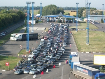  На пункті пропуску в Устилузі утворились величезні автомобільні черги 