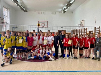 Волейбольний запал юних спортсменок: визначено переможців районного етапу "Пліч-о-пліч" у Володимирському районі! 