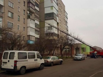 У Володимирі-Волинському рятувальники визволяли з п’ятого поверху дівчину  