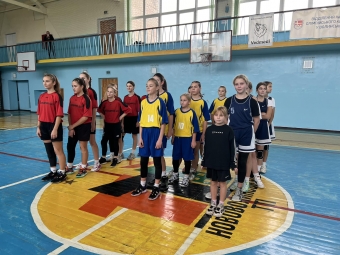 Баскетболістки Нововолинського ліцею № 5 перемогли у міському етапі «Пліч-о-пліч» 