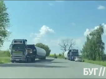 На трасі біля Бубнова помітили вантажівки з частинами вітрогенераторів, які невдовзі встановлюватимуть в Іваничівській громаді 