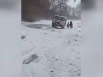 У лісі біля села Бужанка в сніговому заметі затрягла «швидка» з хворим 