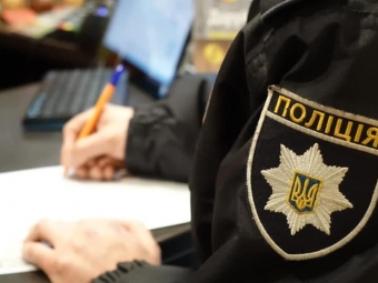 У Києві повністю голий чоловік посеред вулиці напав на жінку 