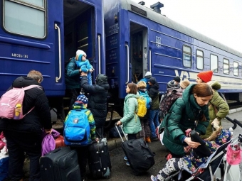 Укрзалізниця не припиняє евакуйовувати дітей за кордон 