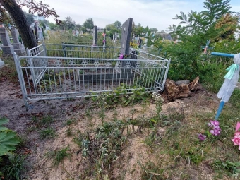 На Лодомирському кладовищі у Володимирі прибрали дерево, яке нещодавно пошкодило могили 