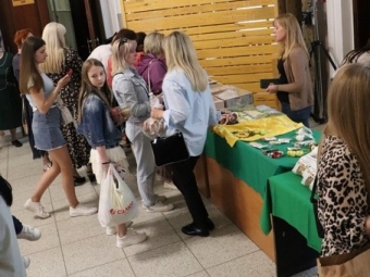 На благодійному ярмарку в холі КМЦ Володимира зібрали кошти на потреби військових 