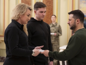 Рідним Героя України Сергія Сучкова з Володимира президент вручив сертифікат на житло 