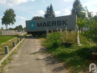 Біля Володимира вантажівка в’їхала на кладовище і пошкодила могили 