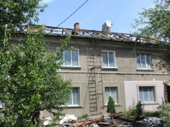 Ремонтують дахи, закривають вибиті вікна і двері: у Луцьку тривають роботи щодо ліквідації наслідків російського обстрілу 