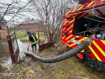 У Володимирі рятувальники відкачують воду з підтоплених присадибних ділянок 