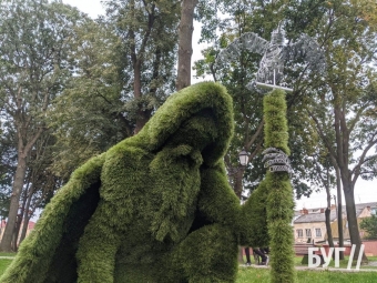 У сквері Володимира встановили зелені унікальні скульптури  