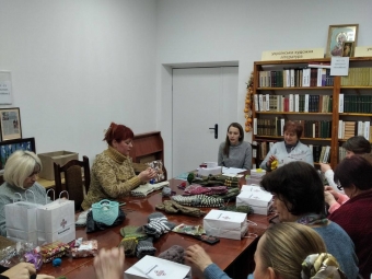У Володимирі рукодільниці сплели понад 1500 пар теплих шкарпеток для військових 