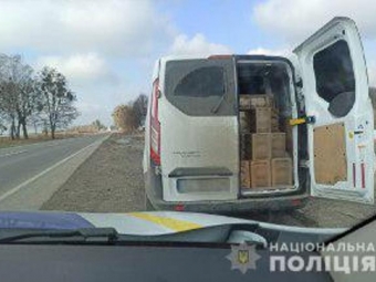 Біля Володимира затримали бус з контрафактним алкоголем та цигарками 