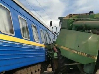 У потяг, що прямує через Володимир, в’їхав комбайн 