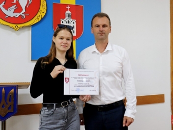 Обдарованим учням Володимирської громади вручили сертифікат на стипендії 