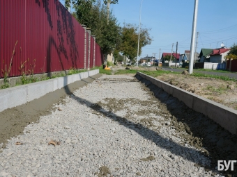 На вулиці Зимнівській у Володимирі продовжують вкладдати тротуар 