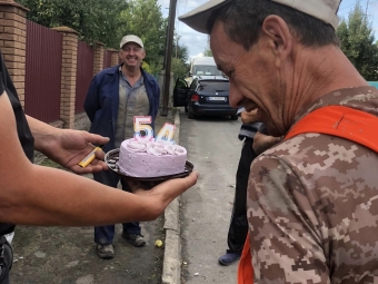 Електрогазозварювальник водоканалу зустрів день народження у ямі з водою, латаючи пориви 