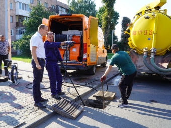 У Володимирі очищають ливневу каналізацію 