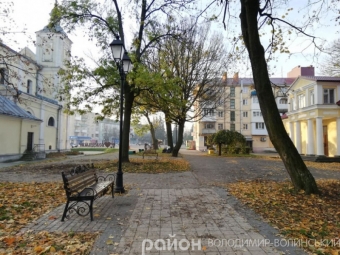 У сквері Володимира кронують та зрізують дерева 
