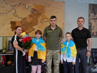 Звільненого з полону військовослужбовця Максима Ляпіна урочисто зустріли у Володимирі 