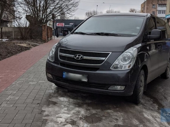 У Володимирі бус запаркувався на новій бруківці, яку вклали для пішоходів 