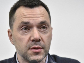 Арестович анонсував створення гуманітарних коридорів для "евакуації" українців 