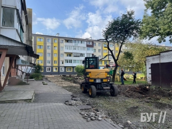 У Володимирі на вулиці Ковельській, 73 ремонтують в’їзд до прибудинкової території 