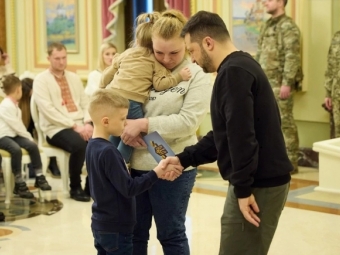 Президент вручив сертифікат на квартиру рідним Героя України Максима Стрижака з Нововолинська 