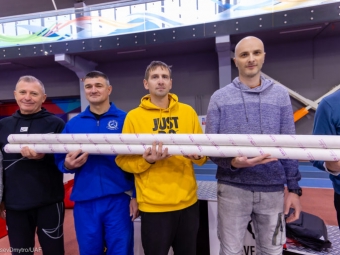 Спортсмени із Володимирщини отримали жердини від фонду солідарності всесвітньої атлетики 