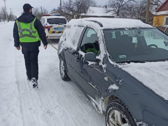 Володимирські поліцейські допомагають водіям, що потерпають від негоди 