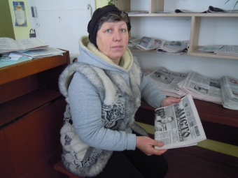 Лариса Вавринюк розбирає нову пресу.
