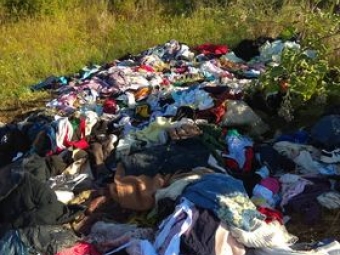 Невідомі викинули на поле купи одягу 