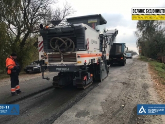 З освітленням, пішохідною доріжкою та автопавільйонами: ремонтують дорогу Війниця – Локачі 