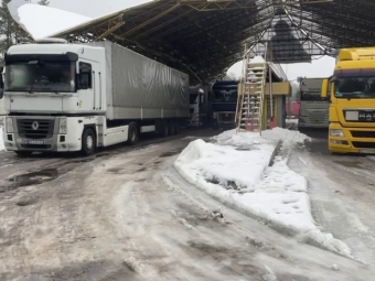 Відновлено рух вантажівок через Ягодин 