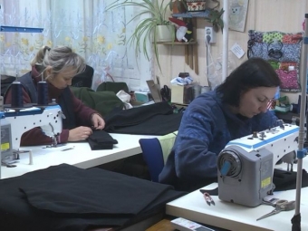 У Нововолинську шиють теплі речі для військових 