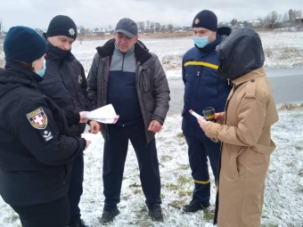 Рятувальники консультували любителів зимової риболовлі 