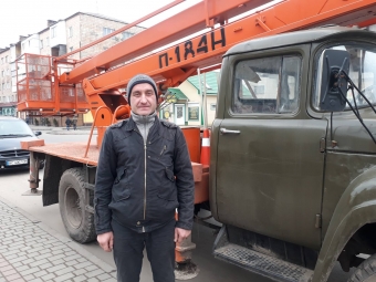 Батько шести дітей отримав нову спеціальність і уже пів року трудиться машиністом автовишки 